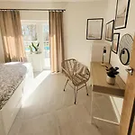 Apartmán Pine Point With Terrace, Shared Pool, Tennis Court *