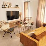 Apartmán Pine Point With Terrace, Shared Pool, Tennis Court